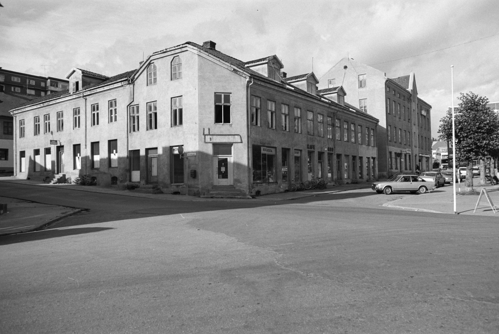 Foto (1975): Storhamargata 11 med Flengsrud Sport og Kafe Nor. Aasgården ble revet november 1975.